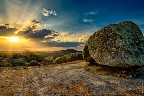 Lajedo de Pai Mateus: Um Tesouro Natural e Místico no Coração do Cariri Paraibano Lajedo de Pai Mateus: Um Tesouro Natural e Místico no Coração do Cariri Paraibano