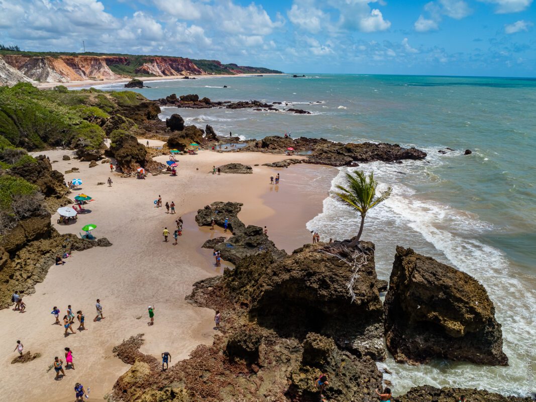 Praia de Tambaba: área naturista, piscinas naturais e falésias coloridas Praia de Tambaba: área naturista, piscinas naturais e falésias coloridas