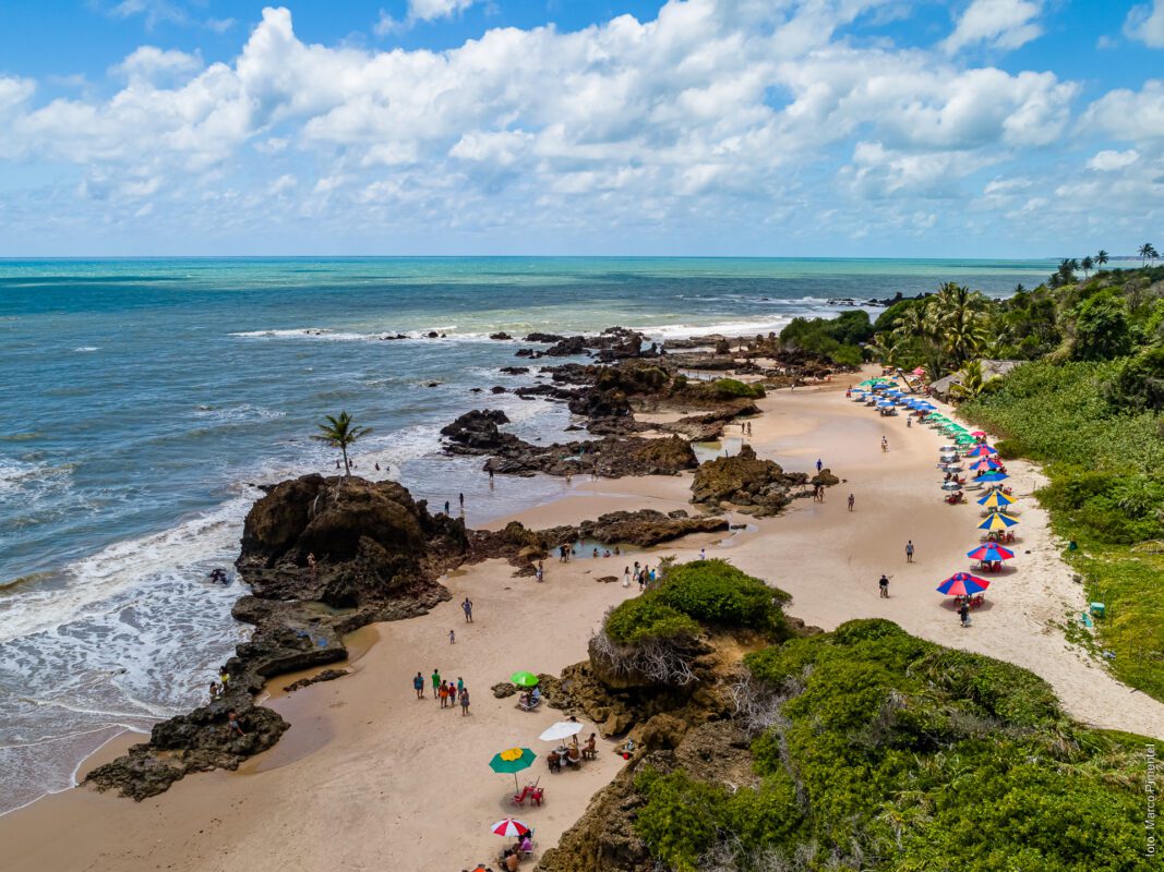 Praia de Tambaba: Beleza Selvagem e Liberdade Praia de Tambaba: Beleza Selvagem e Liberdade