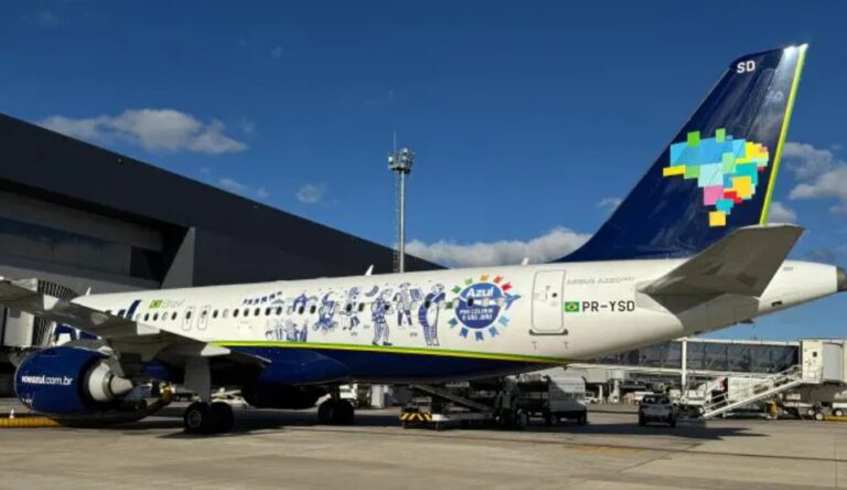 Azul presta homenagem à festa de São João na Paraíba com aeronave adesivada Avião temático da Azul presta homenagem a festa de São João da Paraíba