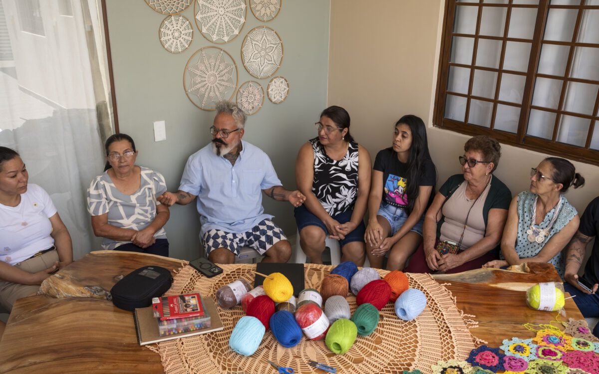 Oficina de Ronaldo Fraga com crocheteiras de Boqueirão. Foto: Secom-PB/Kant Rafael