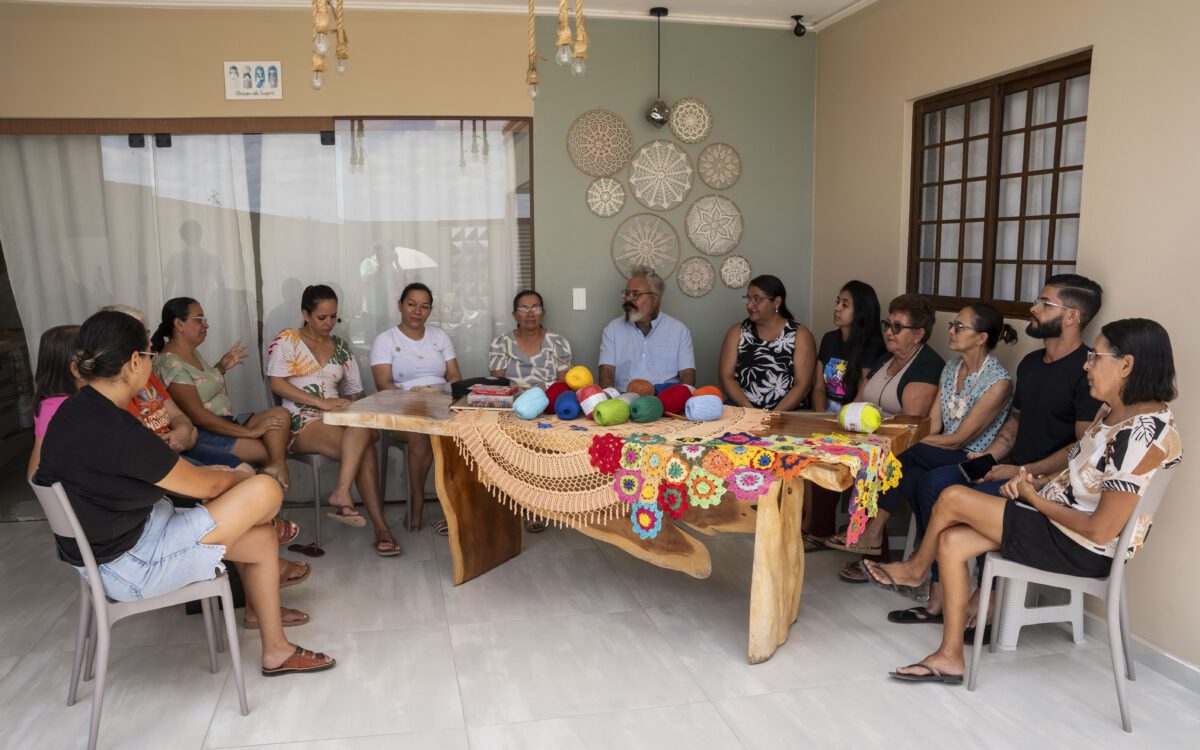 Oficina de Ronaldo Fraga com crocheteiras de Boqueirão. Foto: Secom-PB/Kant Rafael
