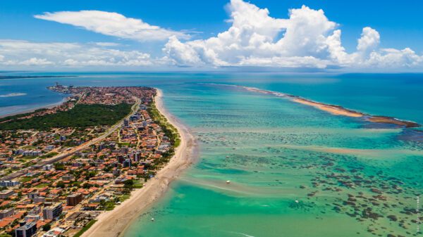 Praia de Camboinha: águas calmas e acesso para Ilha de Areia Vermelha